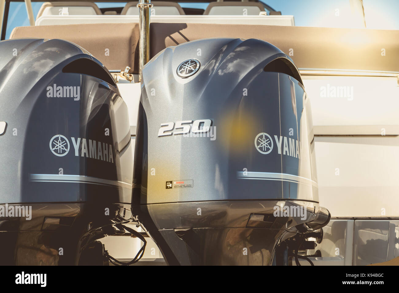 TALMONT saint hilaire, Frankreich - 23. September 2016: Close-up der Verkleidung von ein paar Yamaha Aussenbordmotoren von 250 auf einem luxuriösen Schiff Stockfoto