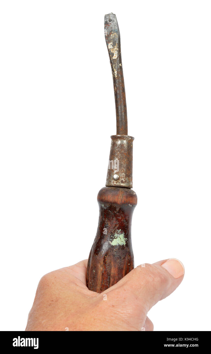 Vertikaler einer alten Hand mit einem Alten verbogenen Schraubenzieher auf einem weißen Hintergrund. Stockfoto