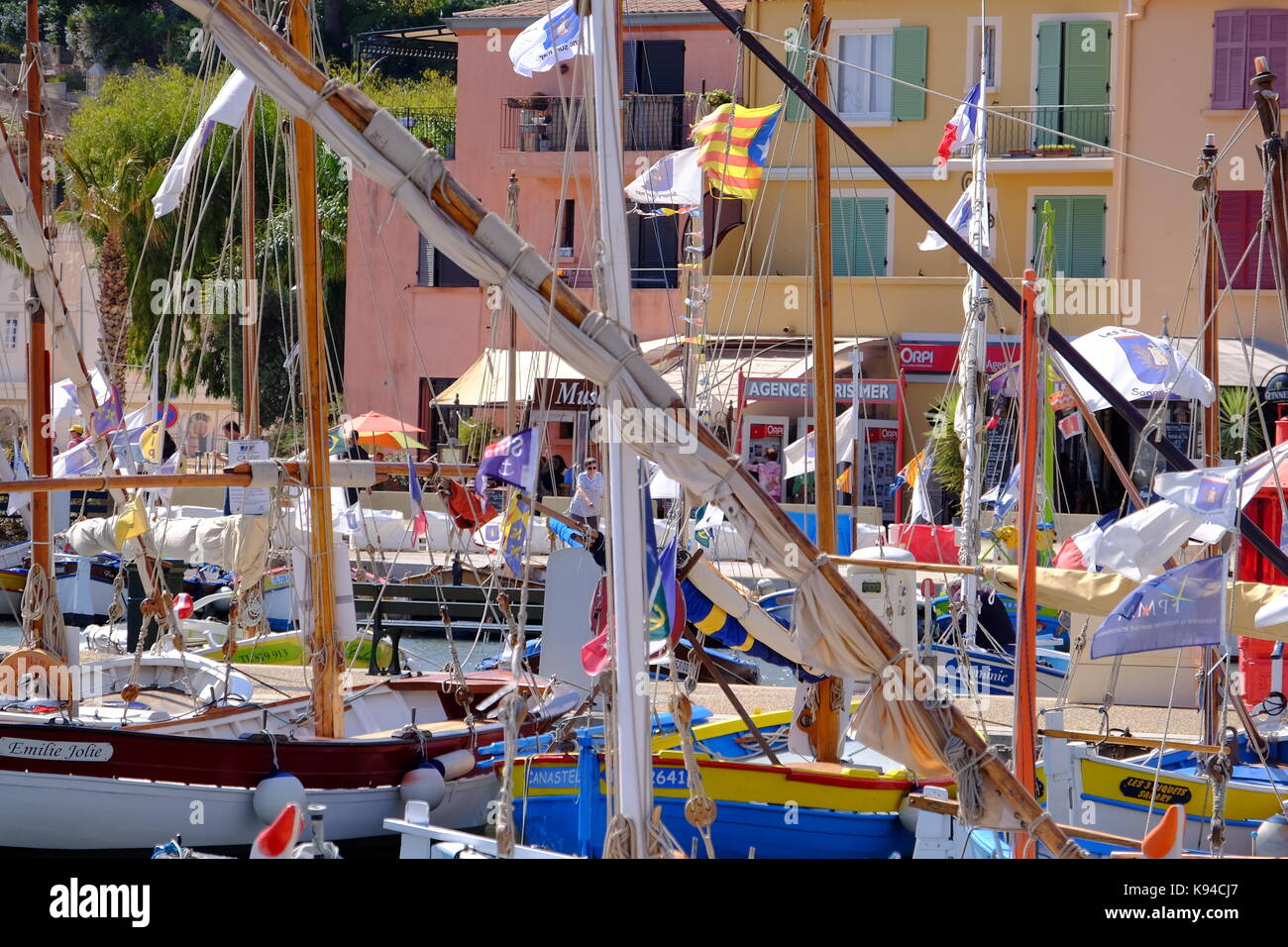 Der Hafen mit Booten in Sanary Sur Mer, Provence, Südfrankreich Stockfoto