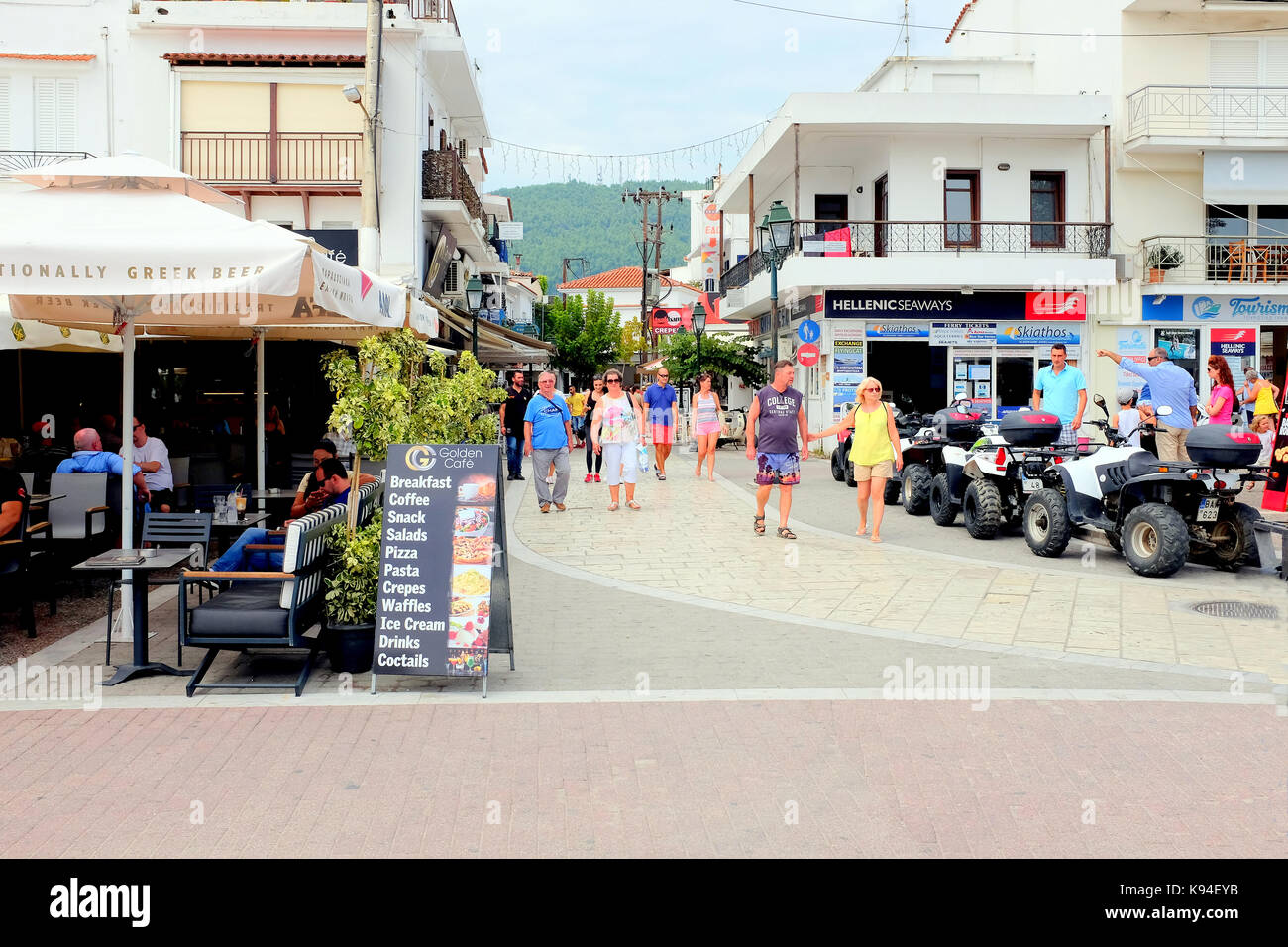 Skiathos, Griechenland, September 09, 2017. Bis suchen Papadiamanti street der Städte in der Hauptstraße vom Meer in Skiathos Stadt Skiathos. Stockfoto