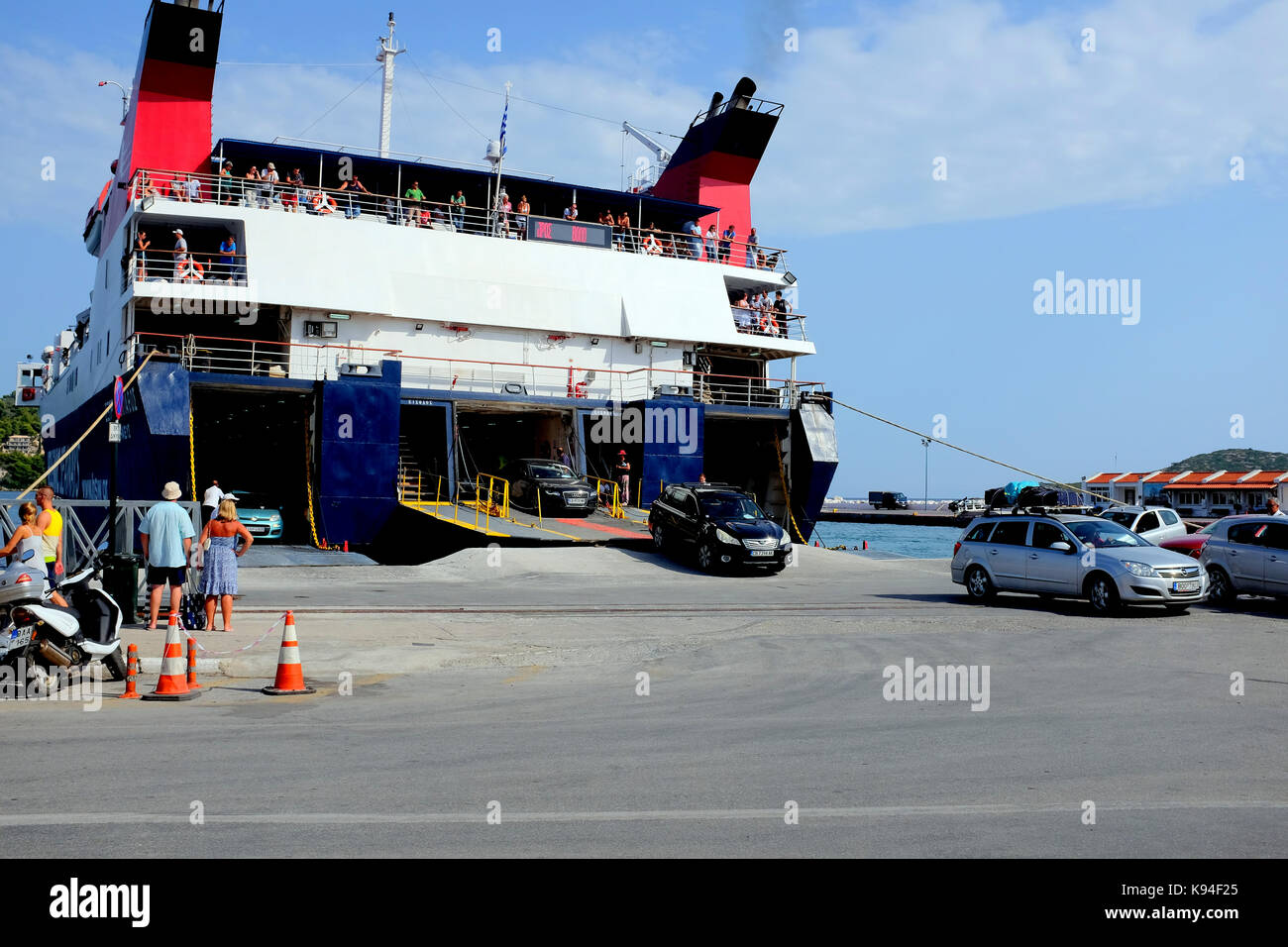 Skiathos, Griechenland. September 09, 2017. Eine griechische Inseln Autovermietung Fähre Entladen am Hafen von Skiathos Stadt auf Skiathos in Griechenland. Stockfoto