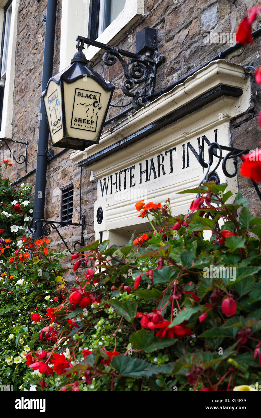 Hängenden Korb mit Blumen und schwarze Schafe Brauerei Laterne außerhalb White Hart Inn at Hawes North Yorkshire England Vereinigtes Königreich Großbritannien Stockfoto