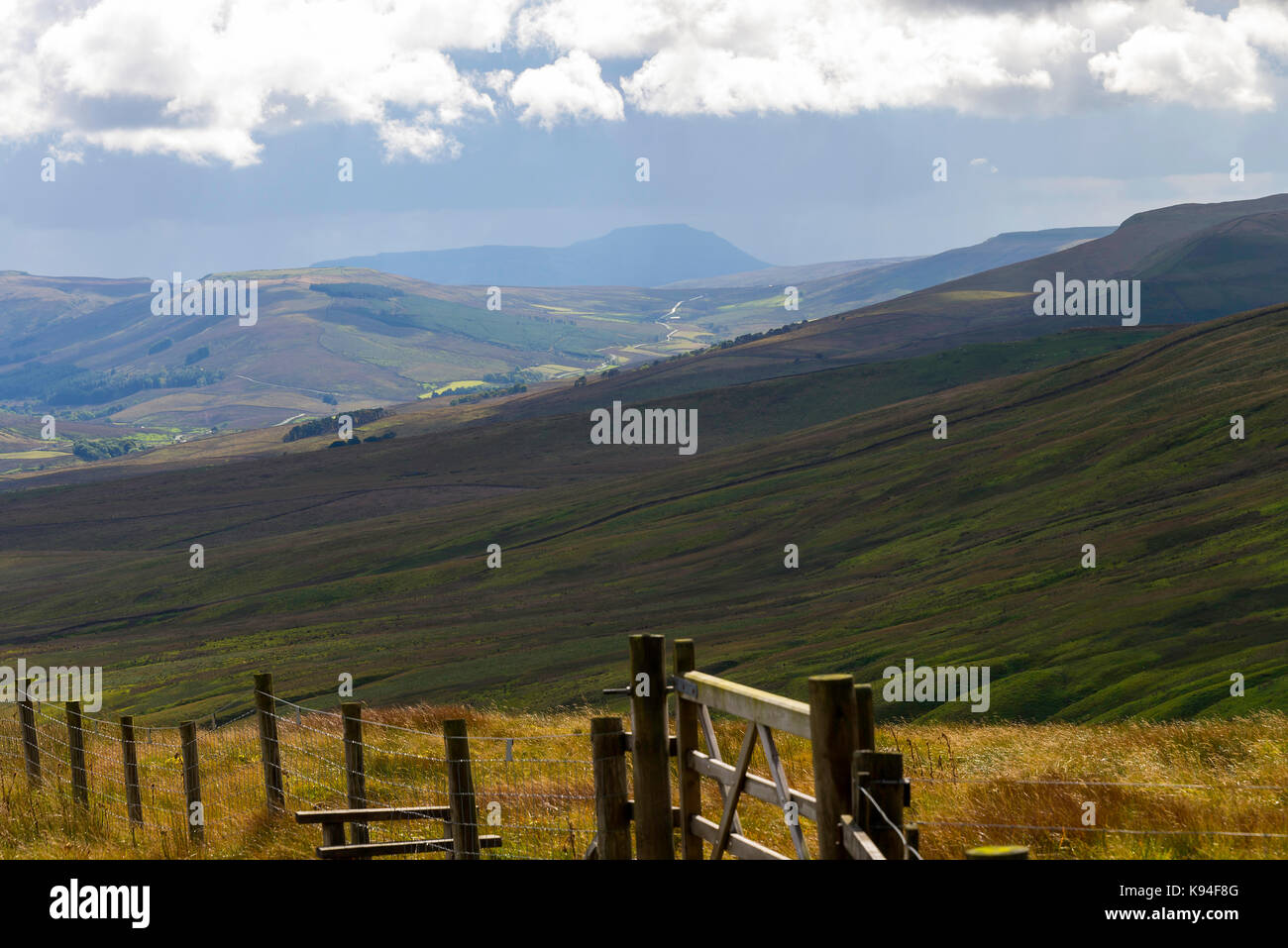 Ingleborough Berg Silhouette von Buttertubs in Yorkshire Dales National Park Yorkshire England Vereinigtes Königreich Großbritannien Stockfoto