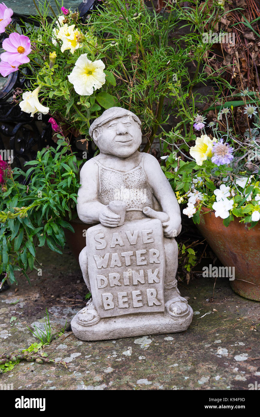 Alter Mann's Garden Statue ave Wasser trinken Bier" Ornament in einem Cottage Garden am Bainbridge North Yorkshire England Vereinigtes Königreich Großbritannien Stockfoto