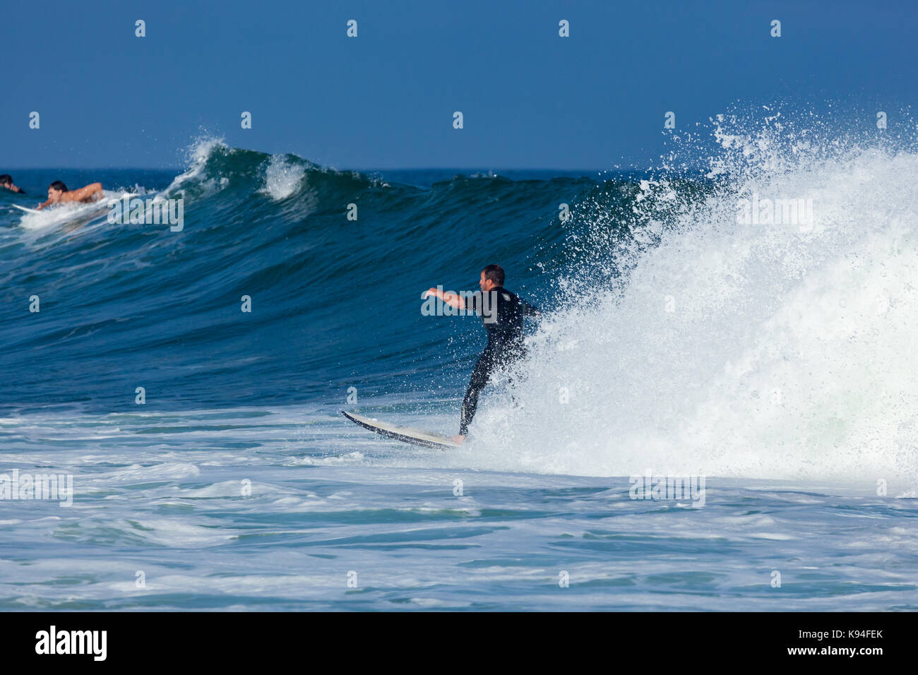 DEAL, NEW JERSEY - 16. September 2017: Surfer genießen Sie das Surfen der rauen Brandung von Tropischen Sturm Jose erstellt Stockfoto