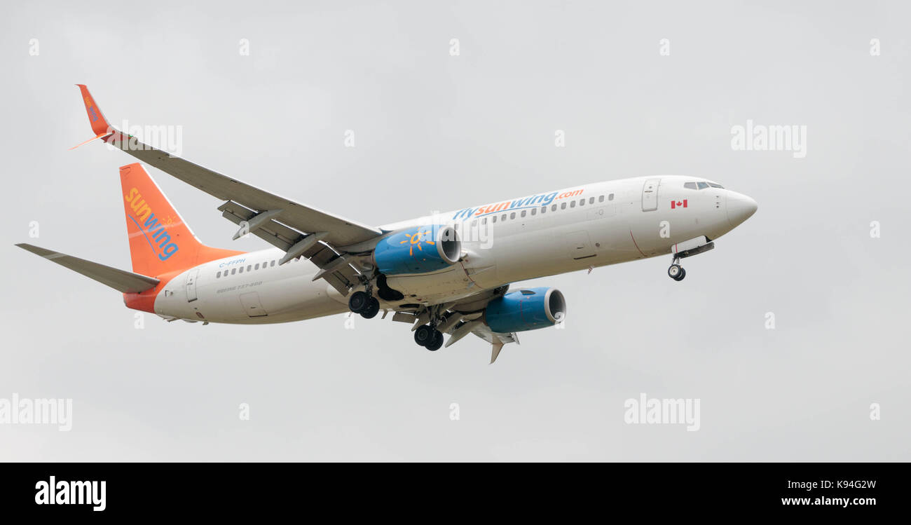 Boeing 737-81D Aircraft, reg C-FFPH, betrieben von der Fluggesellschaft Sunwing Airlines, nähert sich Leeds/Bradford Flughafen zur Landung. Stockfoto
