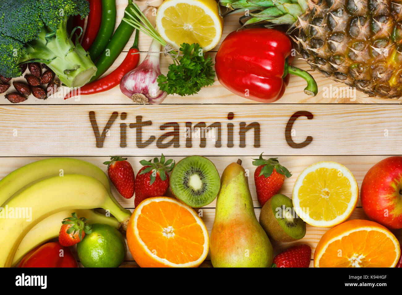 Vitamin C in Obst und Gemüse. Natürliche Produkte, die reich an Vitamin C wie Orangen, Zitronen, getrocknete Früchte Rose, rote Paprika, Kiwi, Petersilie, Knoblauch Stockfoto