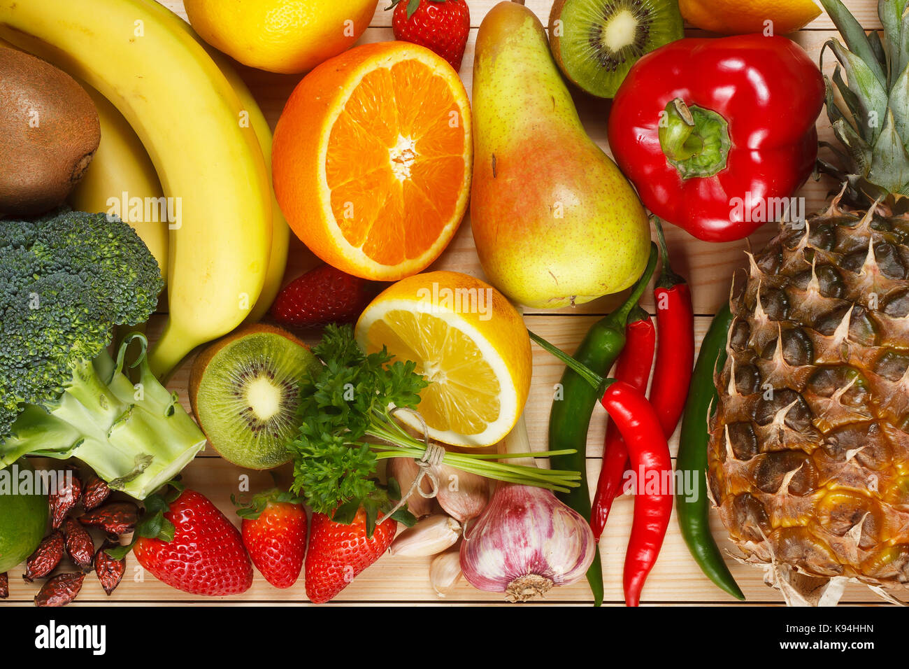 Vitamin C in Obst und Gemüse. Natürliche Produkte, die reich an Vitamin C wie Orangen, Zitronen, getrocknete Früchte Rose, rote Paprika, Kiwi, Petersilie, Knoblauch Stockfoto