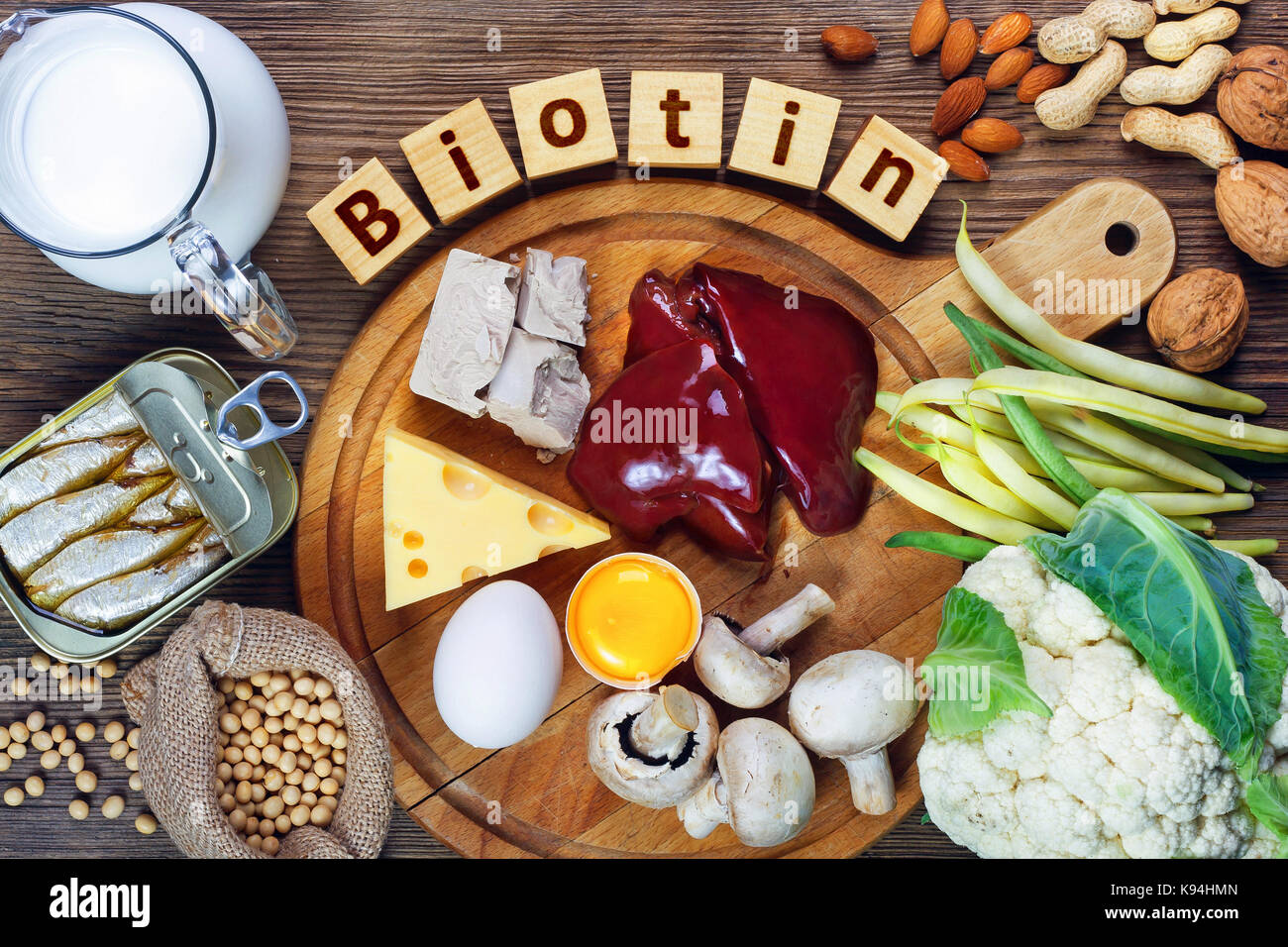 Lebensmittel, die reich an Biotin (Vitamin B7). Lebensmittel wie Leber, Eigelb, Hefe, Käse, Sardinen, Soja, Milch, Blumenkohl, grüne Bohnen, Pilze, Erdnüsse, w Stockfoto