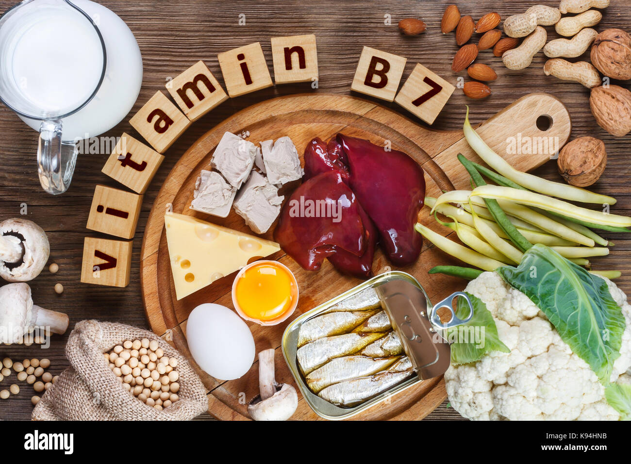 Lebensmittel, die reich an Vitamin B7 (Biotin). Lebensmittel wie Leber, Eigelb, Hefe, Käse, Sardinen, Soja, Milch, Blumenkohl, grüne Bohnen, Pilze, Erdnüsse, w Stockfoto