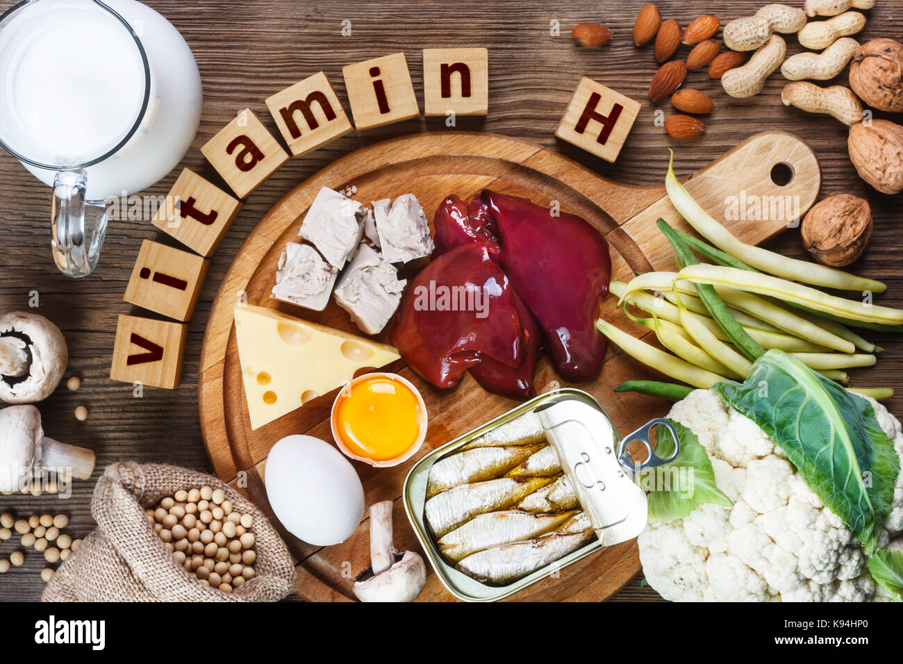 Lebensmittel, die reich an Vitamin H (Biotin). Lebensmittel wie Leber, Eigelb, Hefe, Käse, Sardinen, Soja, Milch, Blumenkohl, grüne Bohnen, Pilze, Erdnüsse, wa Stockfoto