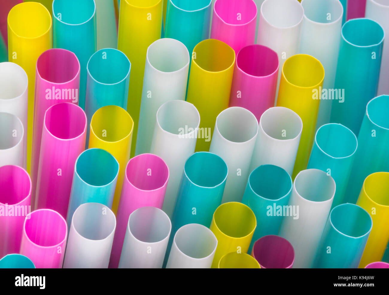 Bunte plastik Trinkhalme Hintergrund Stockfoto