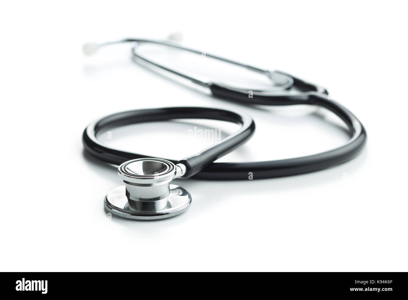 Medizinische Stethoskop schwarz auf weißem Hintergrund. Stethoskop Abhören des Herzens. Stockfoto