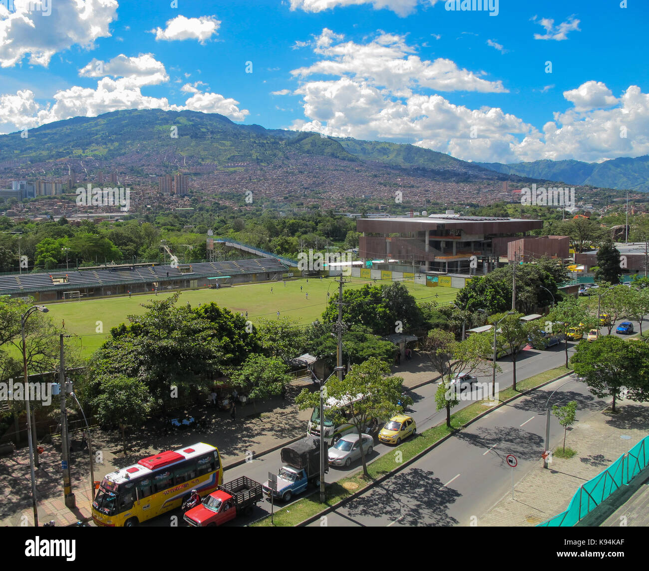Fußballfeld in der Mitte von Medellin, Kolumbien, El Poblado. Stockfoto