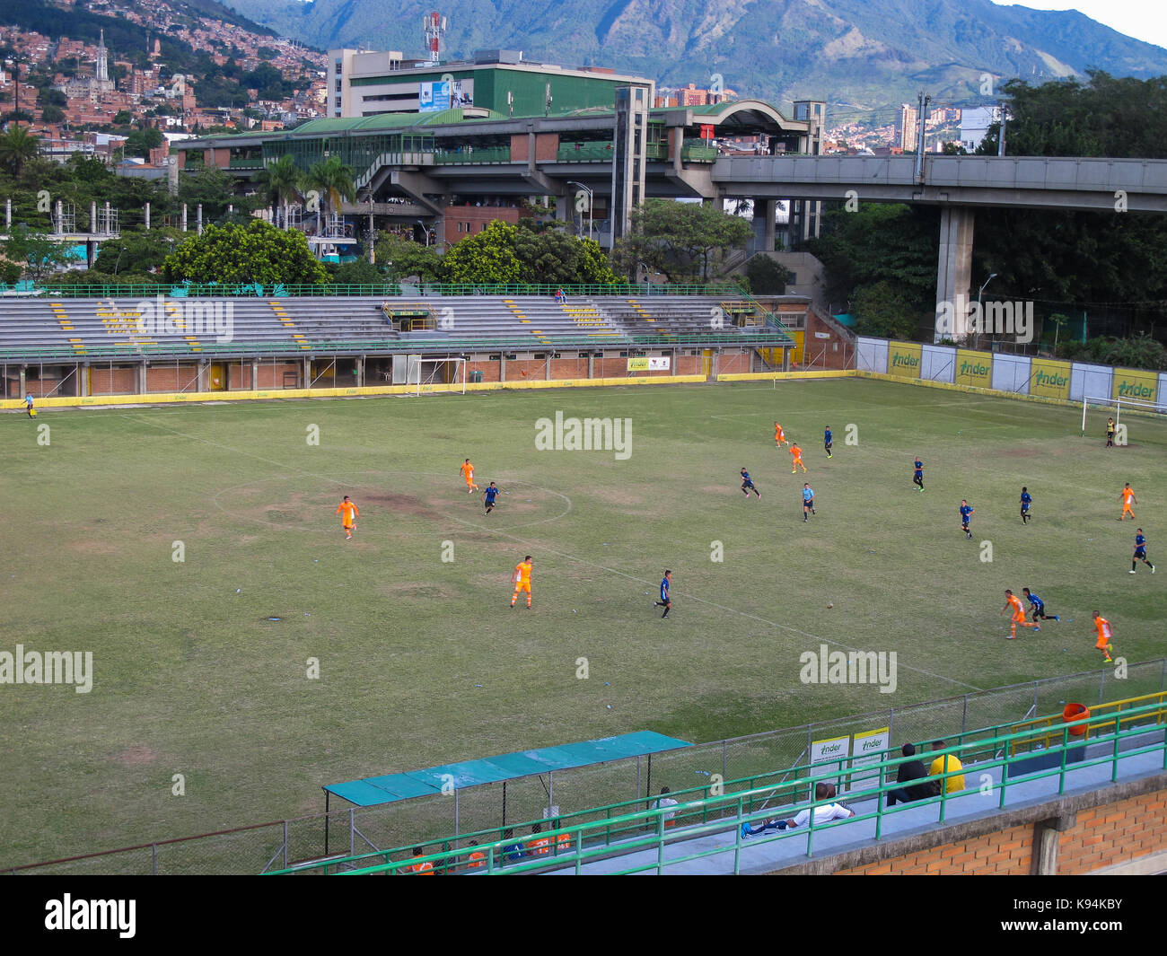 Fußballfeld in der Mitte von Medellin, Kolumbien, El Poblado. Stockfoto