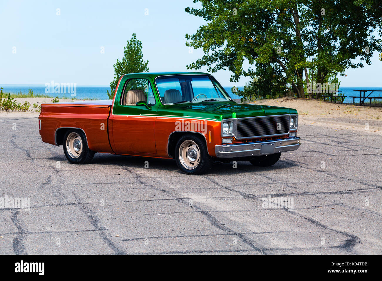 1975 GMC Sierra Grande zweifarbiger Pickup Truck Stockfoto