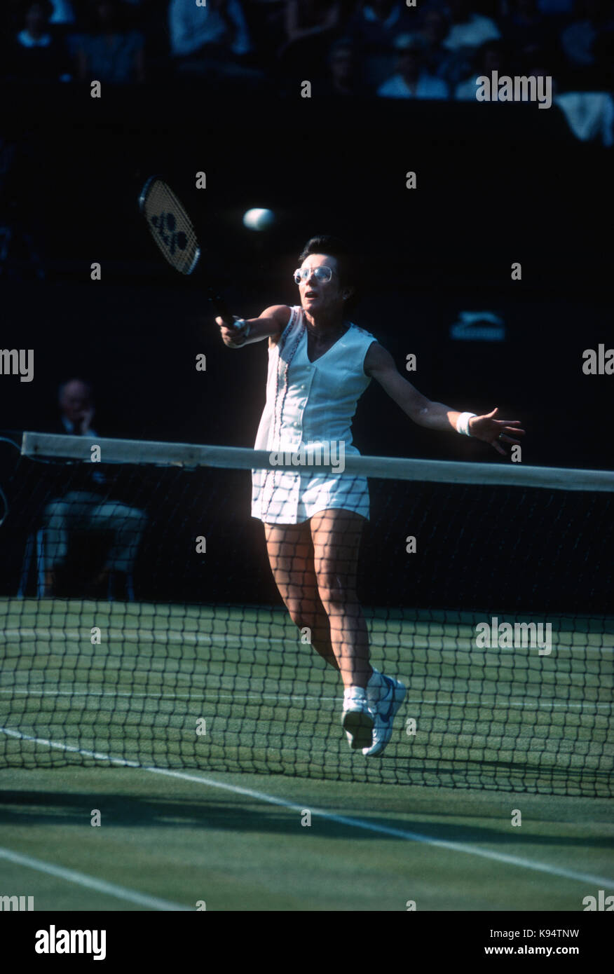 Billie Jean King erreichen für eine Salve in Wimbledon, 1983 Stockfoto