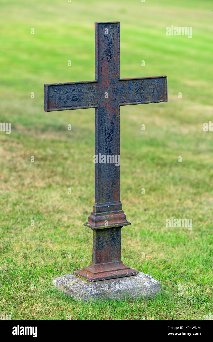 Gusseisen Kreuz auf grünem Gras. Stockfoto