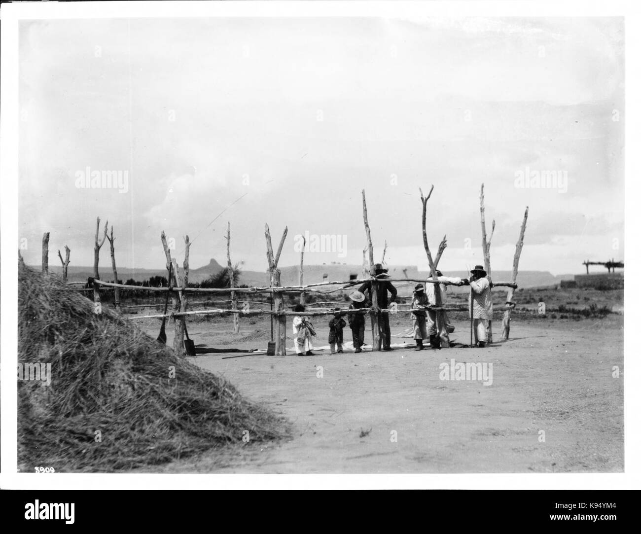 Laguna Inder Dreschen und Worfeln Weizen im Pueblo Stadt Paquate, California, Ca. 1900 (CHS 3909) Stockfoto