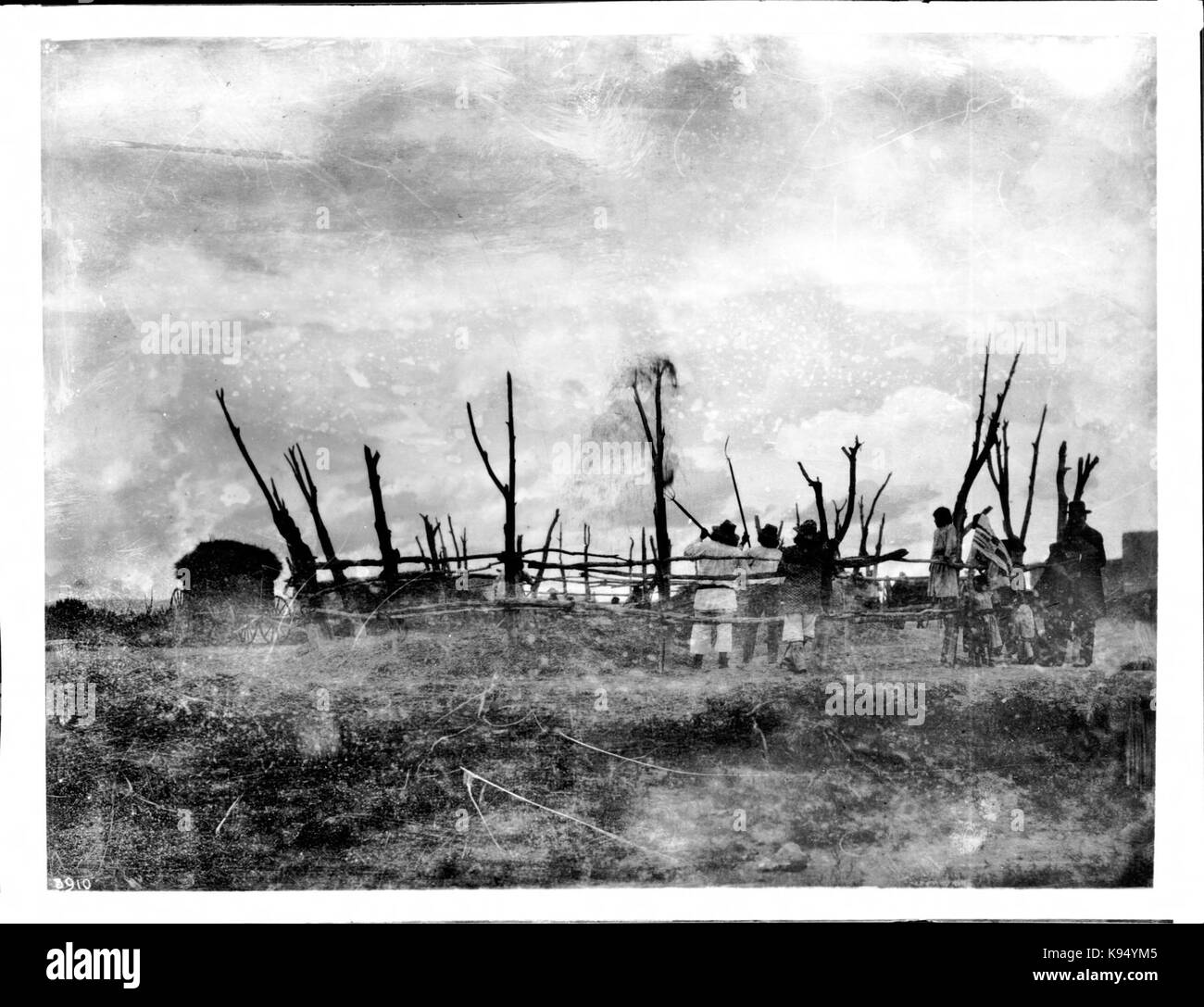 Laguna Inder Dreschen und Worfeln Weizen im Pueblo Stadt Paquate, California, Ca. 1900 (CHS 3910) Stockfoto