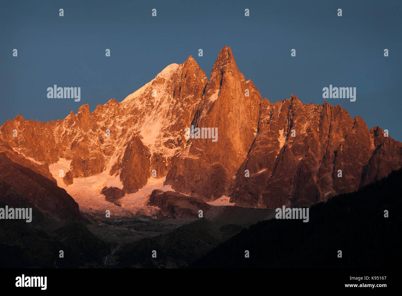 Sonnenuntergang auf der Aiguille du Dru von Les Praz, Tal von Chamonix, Frankreich Stockfoto
