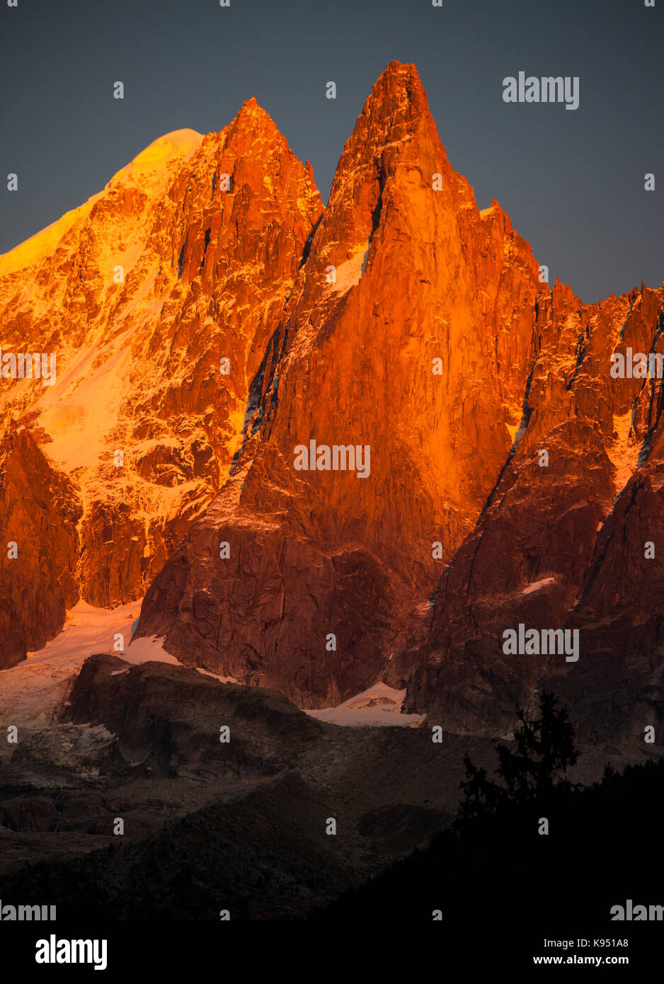 Sonnenuntergang auf der Aiguille du Dru von Les Praz, Tal von Chamonix, Frankreich Stockfoto