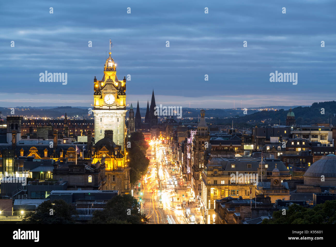 Blick entlang der geschäftigen Princes Street in der Dämmerung in Edinburgh, Schottland, Vereinigtes Königreich. Stockfoto