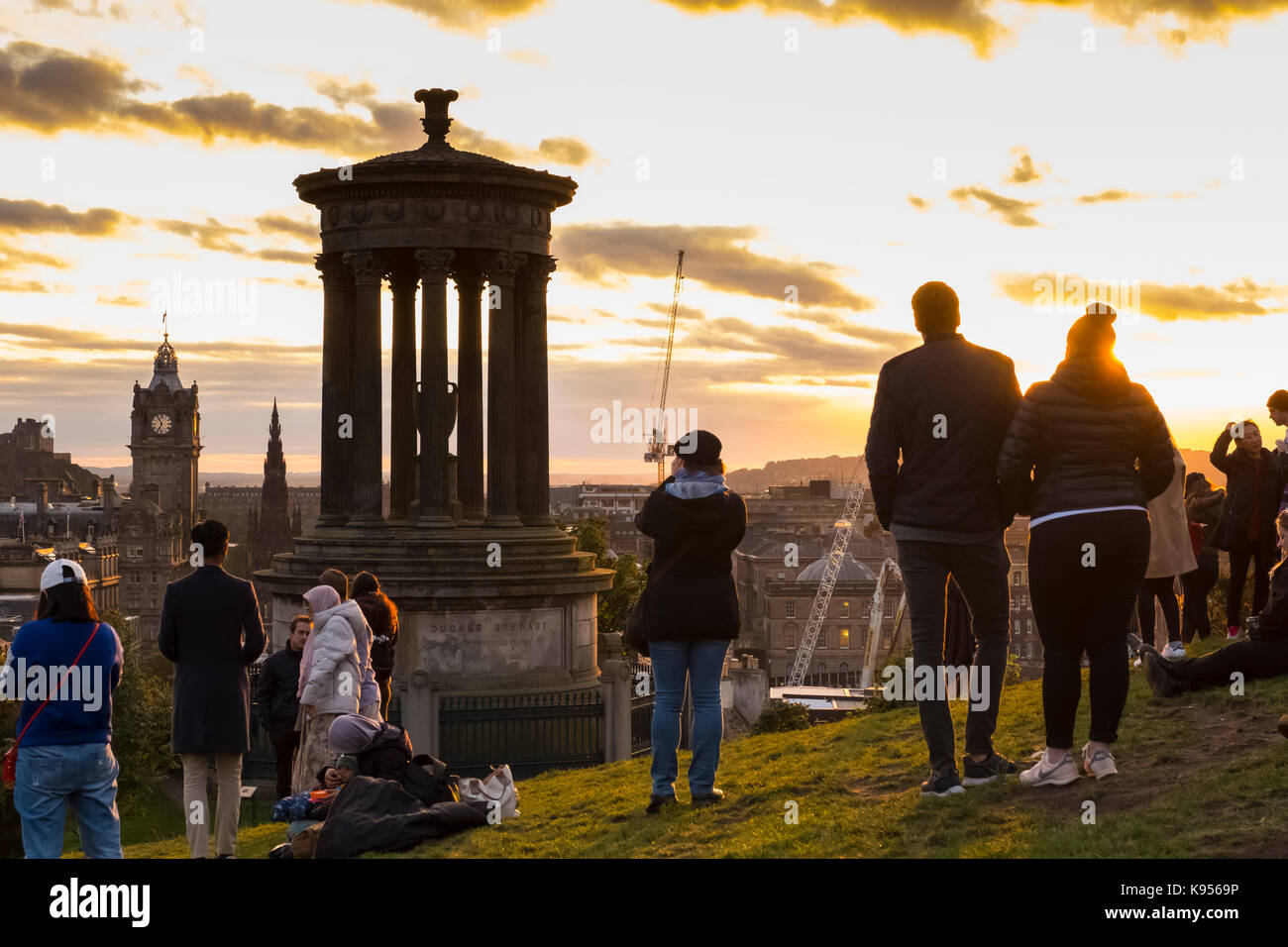 Touristen sammeln auf dem Calton Hill den Sonnenuntergang über Edinburgh, Schottland, Vereinigten Königreich zu beobachten. Stockfoto