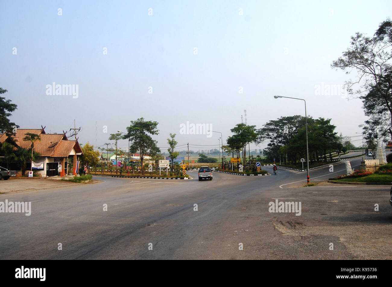 Verkehr Straße in morgen Zeit an der Vorderseite des Wat Phra That Chae Haeng am 11. Februar 2012 in Nan, Thailand Stockfoto