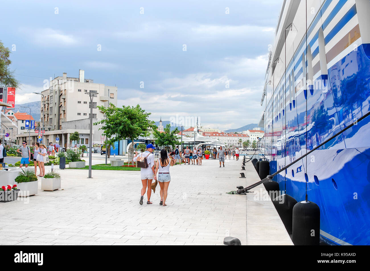 Kreuzfahrtschiff im Hafen von Split Kroatien. Stockfoto