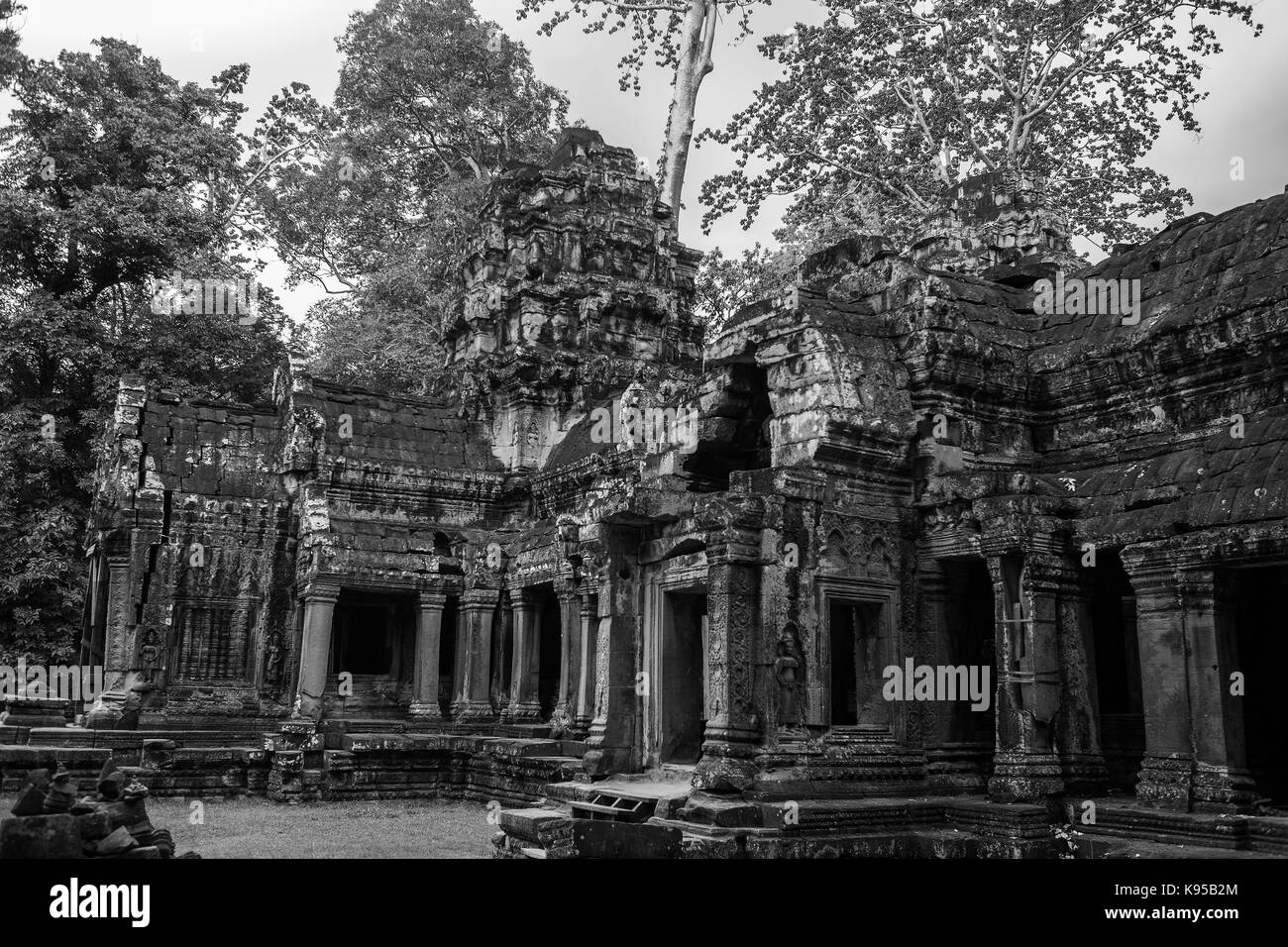 Der Westen Gopura, Eintritt zum inneren Tempel, Ta Prohm, Angkor, Siem Reap, Kambodscha: Schwarz und Weiss Stockfoto