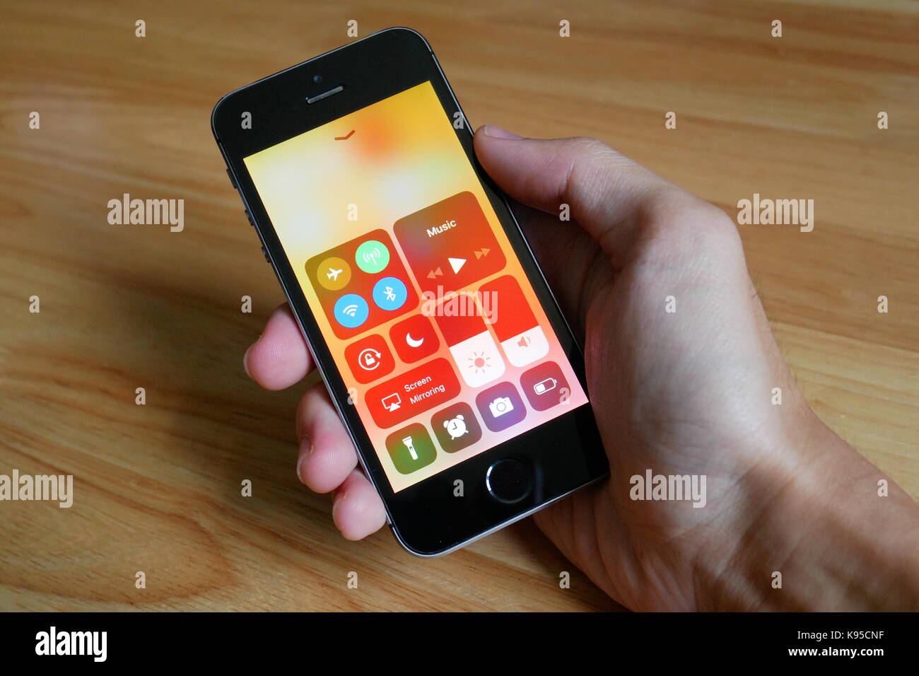 Bangkok, Thailand - 21. September 2017: Apple iPhone 5s in einer Hand gehalten, seinen Bildschirm mit neuen Control Center in iOS 11. Stockfoto