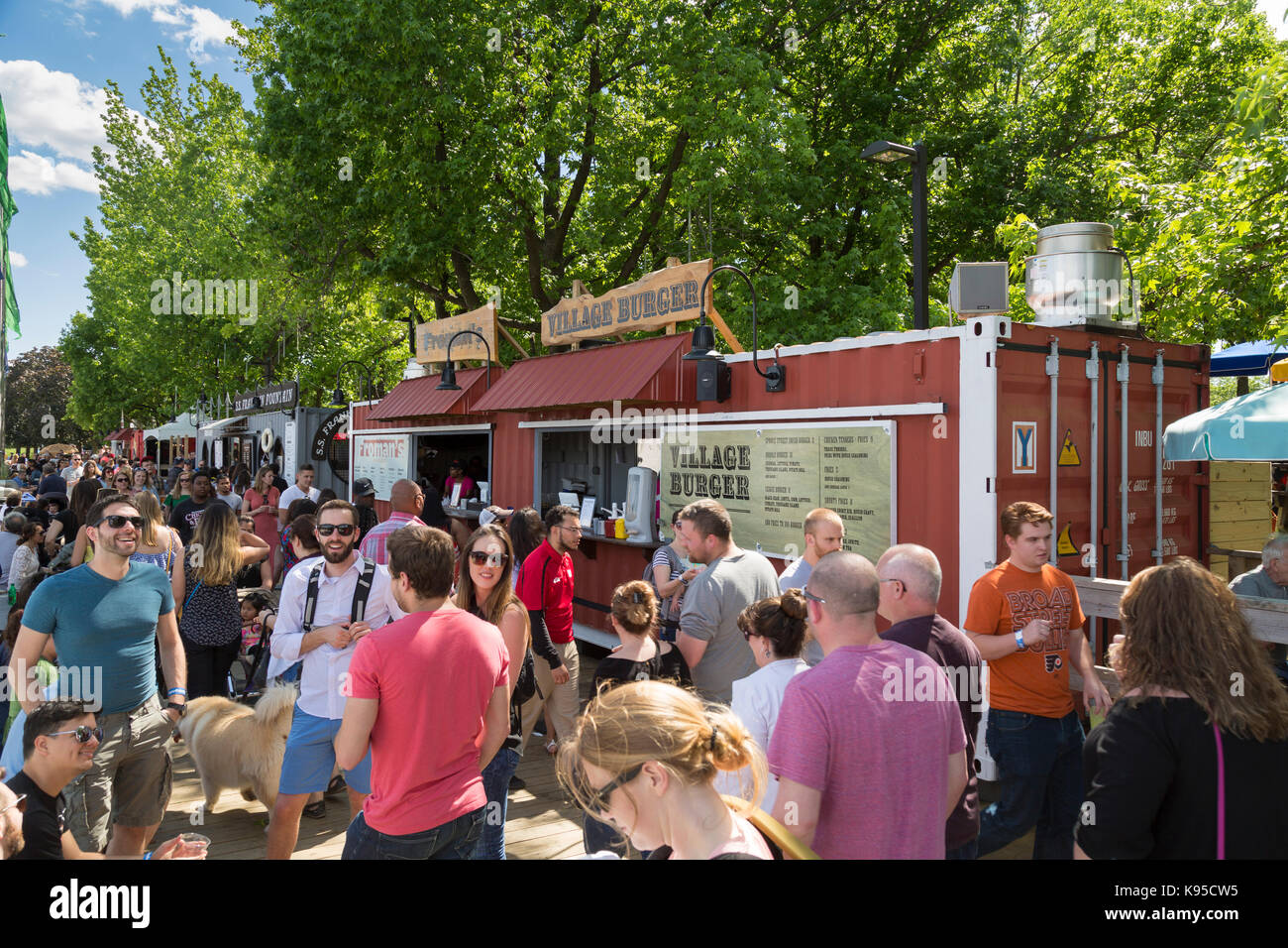 Recycelte Container, die in Cafés am Spruce Harbor Park, Penns Landing, Philadelphia, USA Stockfoto