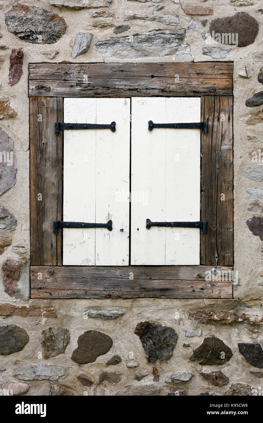 Natursteinmauer und shuttered Fenster der Lachine Museum oder Musée de Lachne im 17. Jahrhundert Maison Ber-Le Moyne, Montreal, Quebec, Kanada Stockfoto