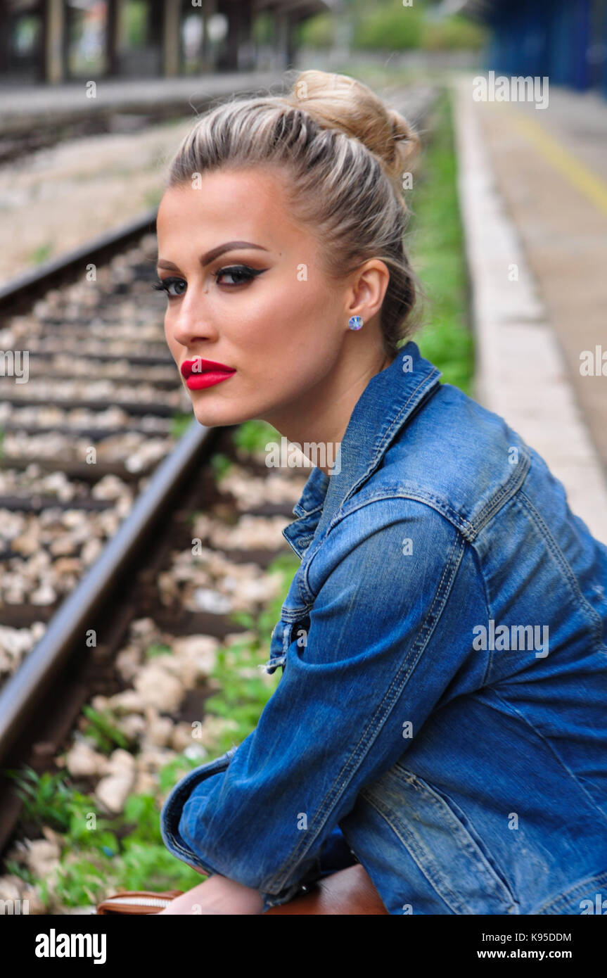 Blondie Mädchen am Bahnhof Stockfoto