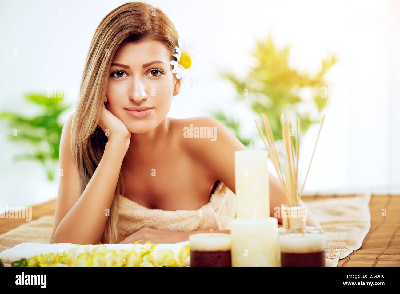 Schöne junge Frau genießen Sie während einer skincare Behandlung in einem Spa. Mit Blick auf die Kamera. Stockfoto