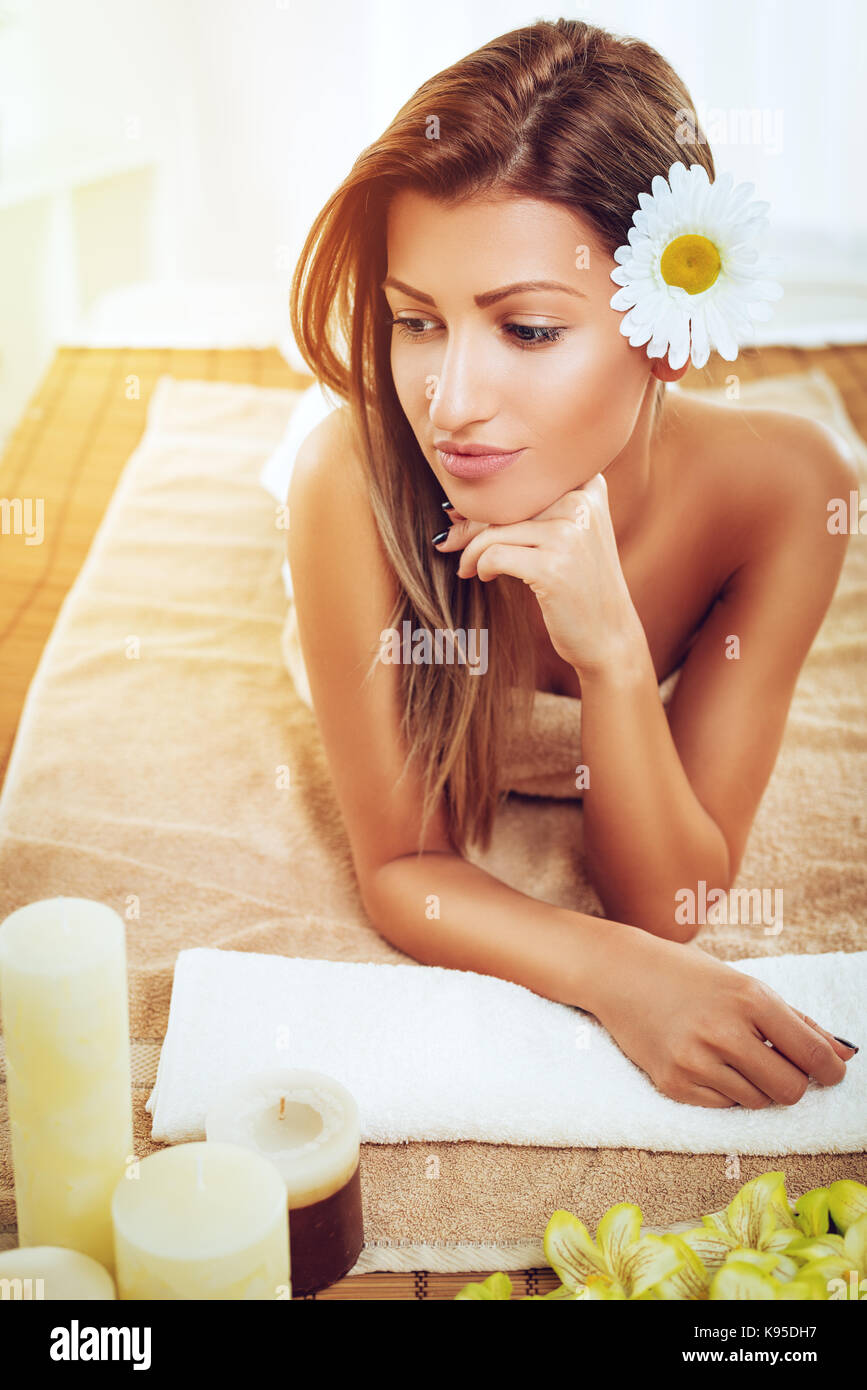 Schöne junge Frau genießen Sie während einer skincare Behandlung in einem Spa. Stockfoto