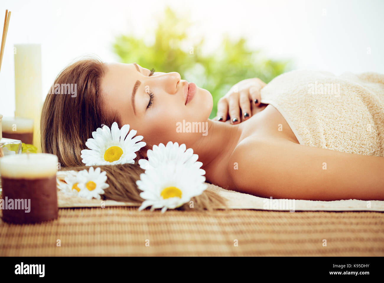 Schöne junge Frau genießen Sie während einer skincare Behandlung in einem Spa. Sie ist entspannend mit geschlossenen Augen. Stockfoto