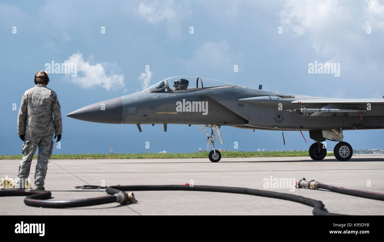 Ein US Air Force 67th Fighter Squadron F-15 Eagle Taxis während der Übung Tropic ACE 12.08.28, 2017, bei Kadena Air Base, Japan. Stockfoto