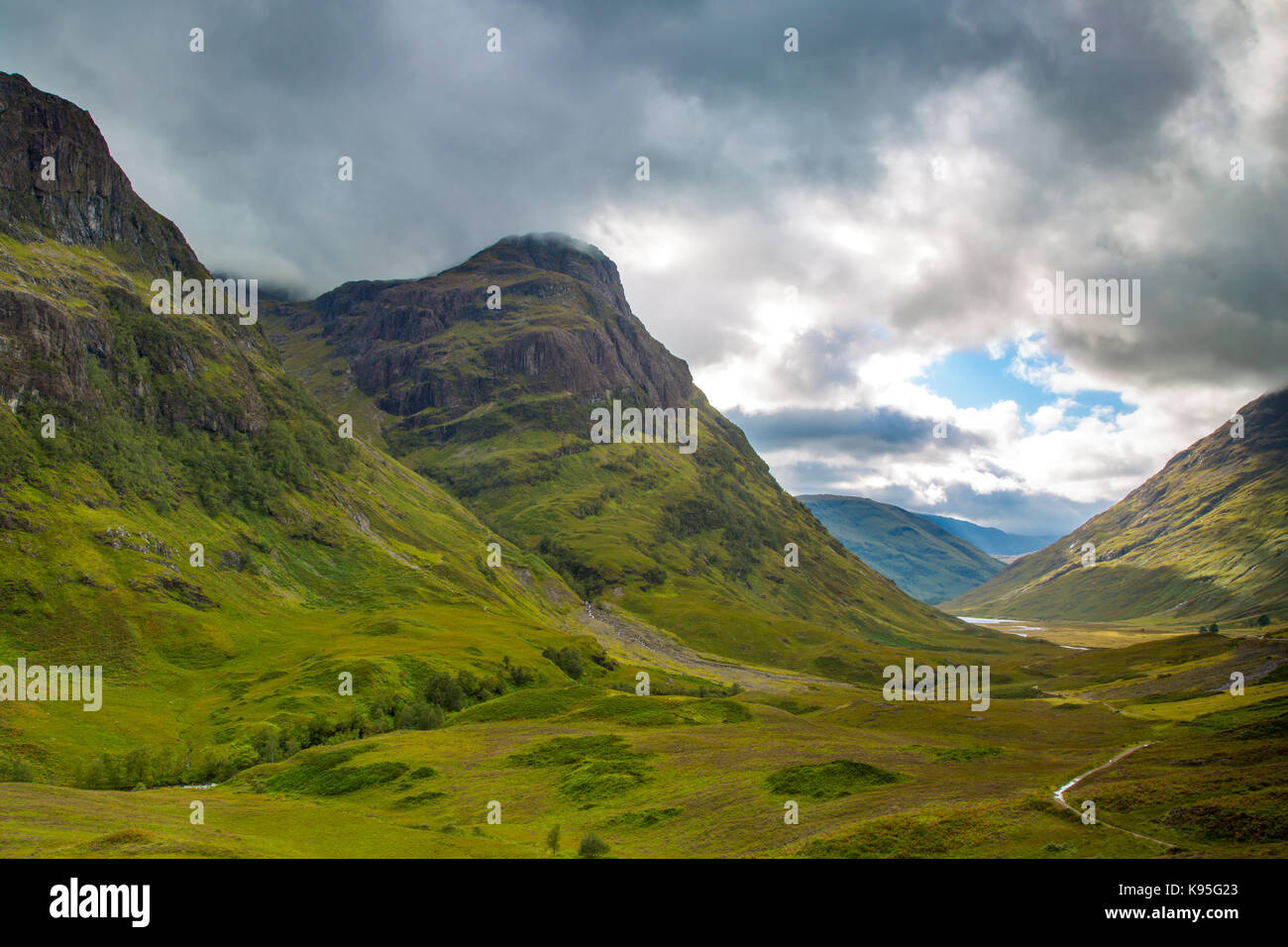 Blick auf das Tal unterhalb der Berge von Glencoe, Lochaber, HIghlands, Schottland, UK Stockfoto