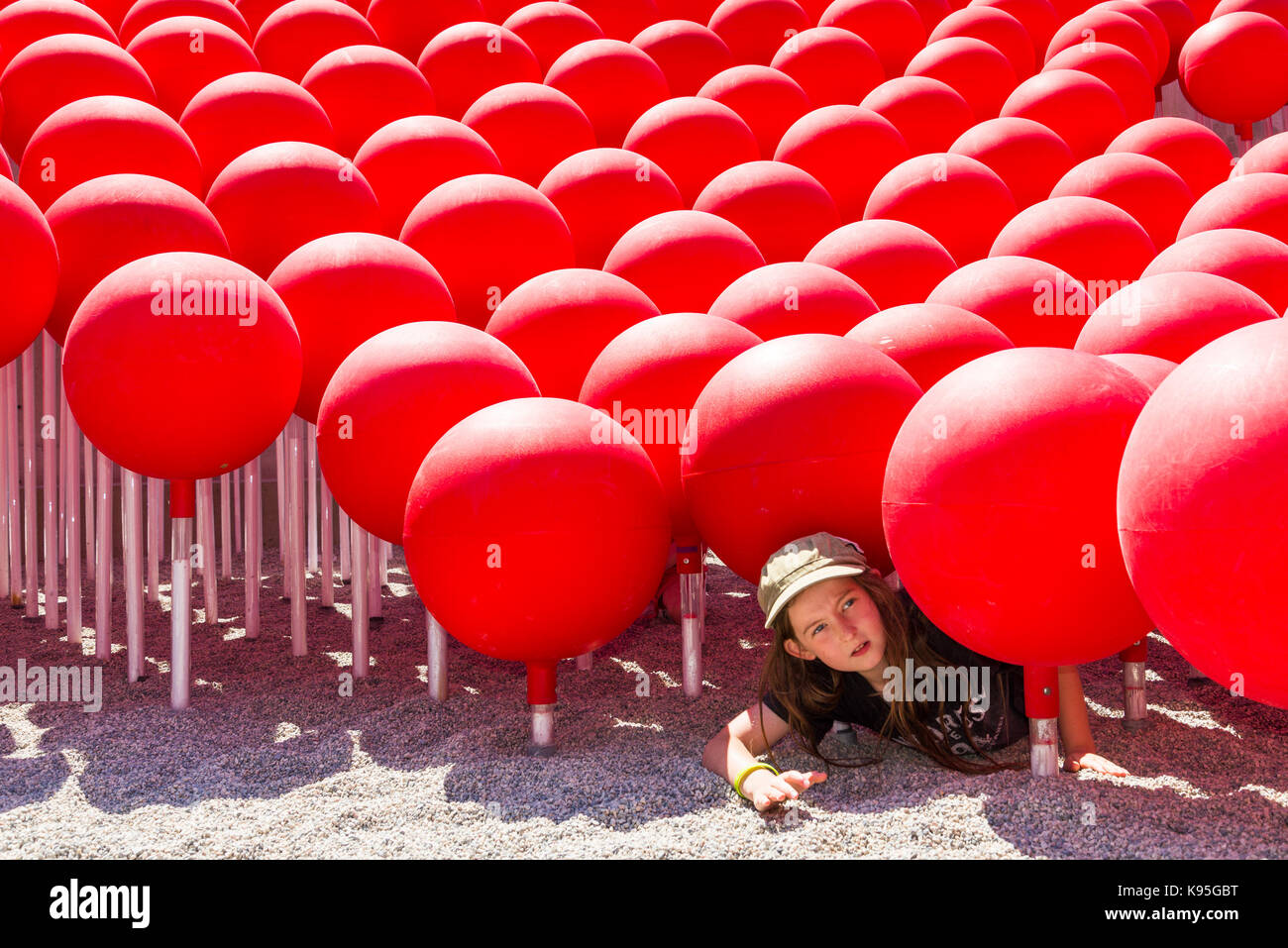 Junge spielt im Red Ball städtische Dichte Skulptur, Telus, Welt der Wissenschaft, Vancouver, British Columbia, Kanada Stockfoto