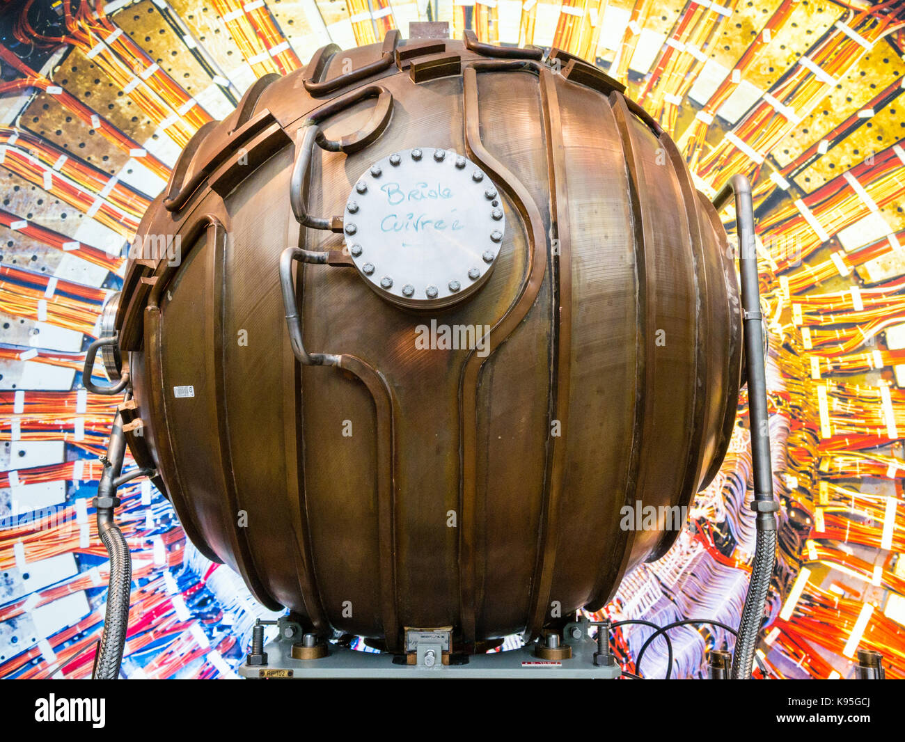 CERN-Ausstellung zur Beschleunigung der Kavität, National Museum of Scotland, Altstadt, Edinburgh, Schottland, Großbritannien, GB. Stockfoto
