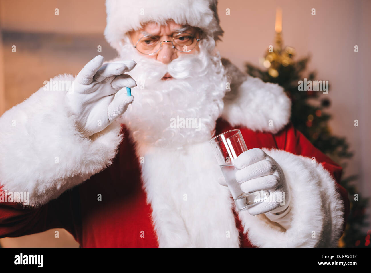 Santa Claus mit Medikamenten in der Hand Stockfoto
