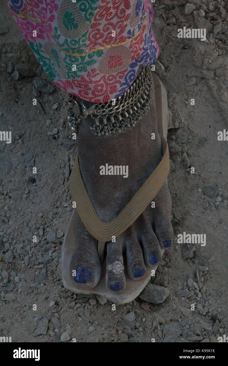 Fuß von Kalk Arbeiter mit Knöchel Armband und blaue Zehe Nagellack IN RAJASTHAN INDIEN Stockfoto