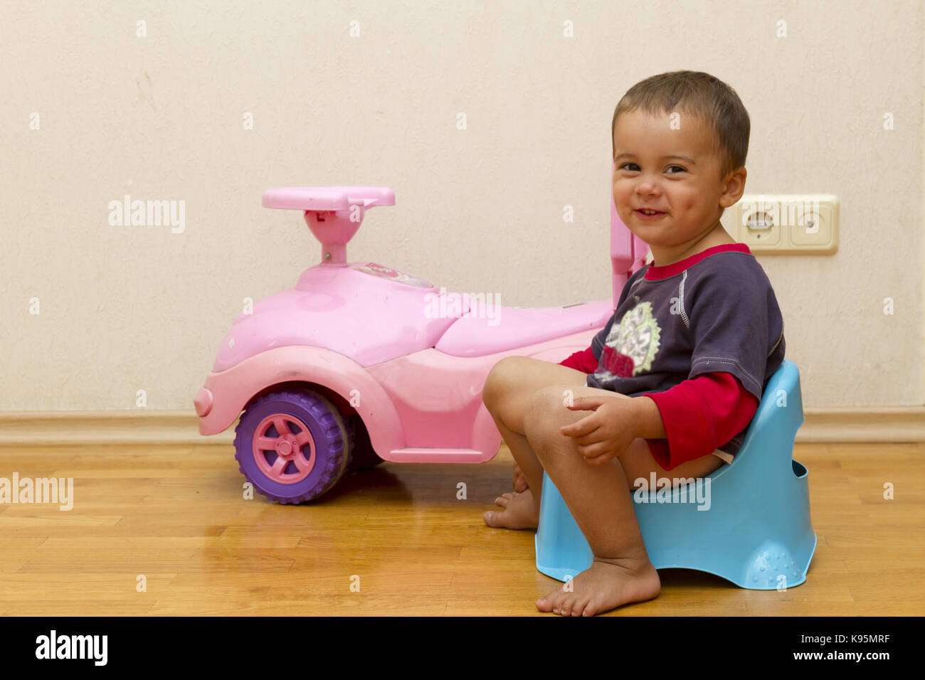 Little Boy On Toilet Stockfotos & Little Boy On Toilet Bilder - Alamy