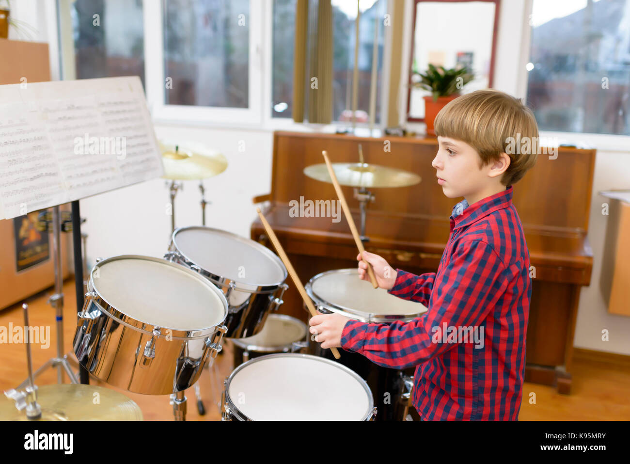 Kid studierte Schlagzeug an der Schule Stockfoto