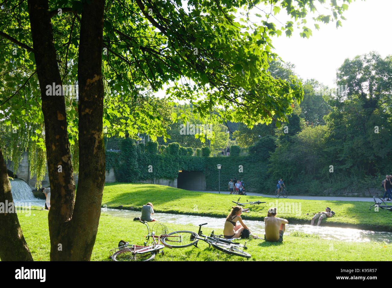 Englischer Garten (englischer Garten), Wiese, Bach, München, München, Oberbayern, Oberbayern, Bayern, Bayern, Deutschland Stockfoto