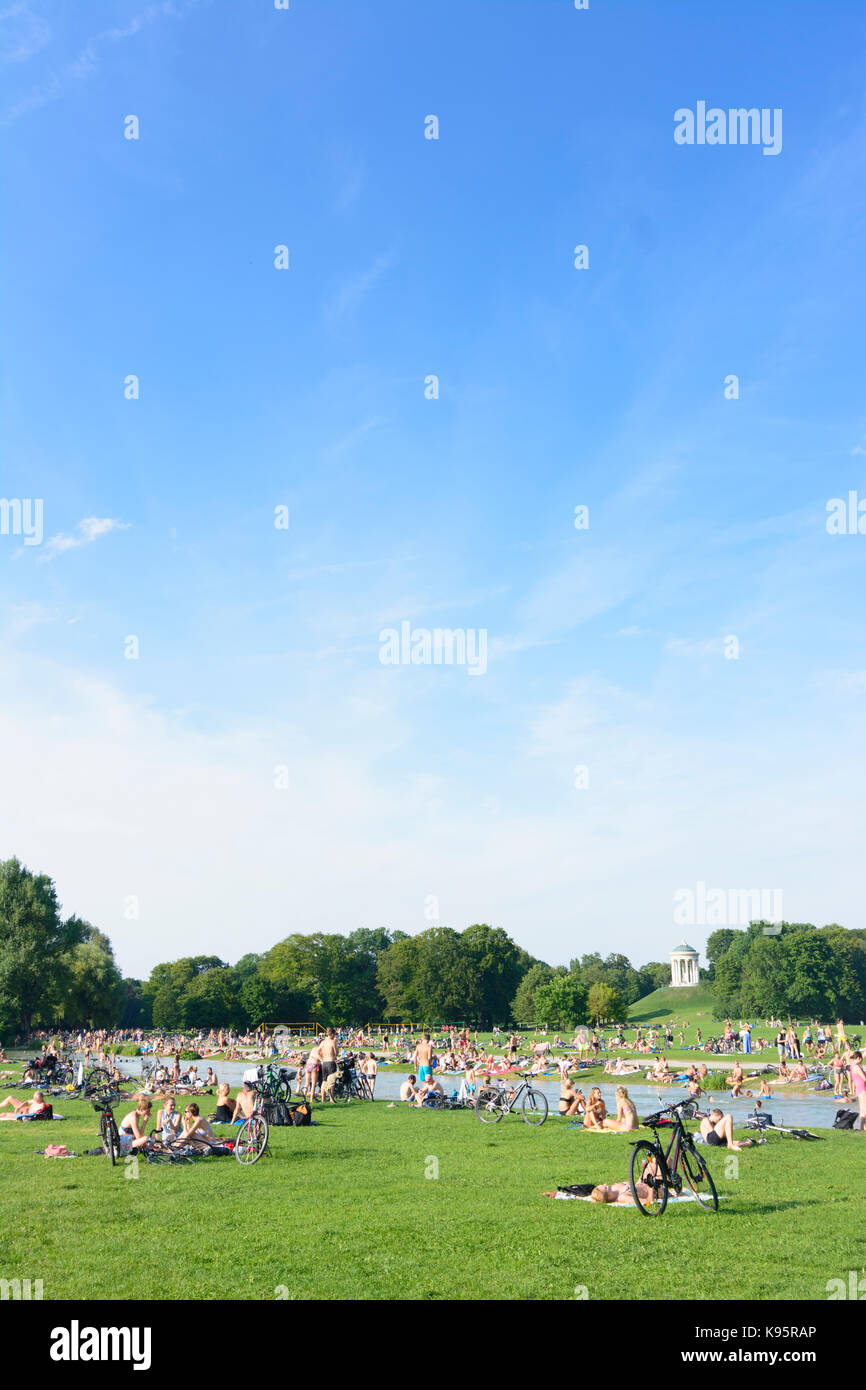 Englischer Garten (englischer Garten), Blick zum Monopteros, stream Schwabinger Bach, Badegast, Sonnenanbeter, Menschen, München, München, Oberbayern, Oberbayern Stockfoto