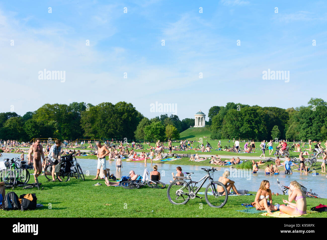 Englischer Garten (englischer Garten), Blick zum Monopteros, stream Schwabinger Bach, Badegast, Sonnenanbeter, Menschen, München, München, Oberbayern, Oberbayern Stockfoto