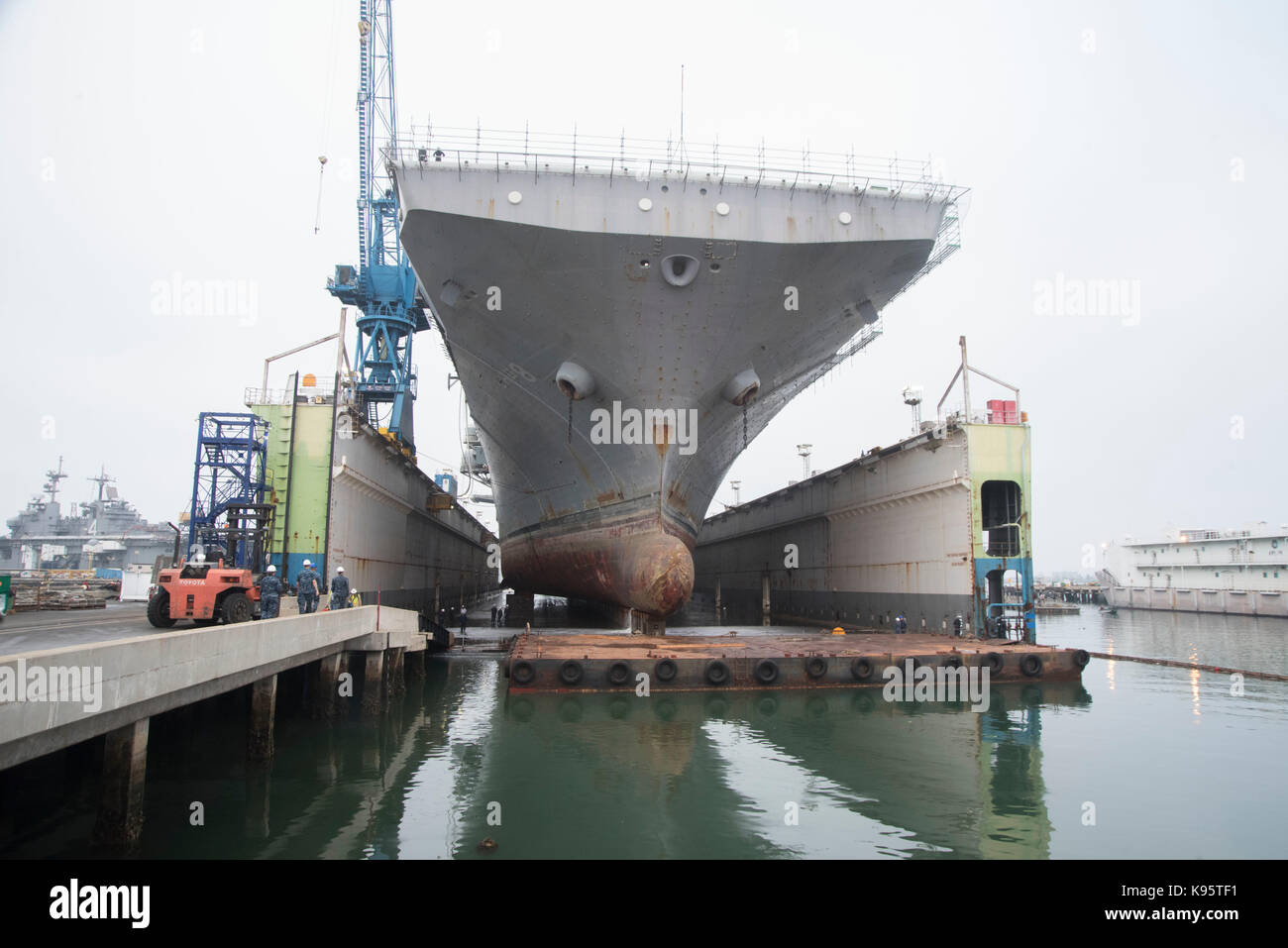 Die Amphibious Assault ship USS Makin Island (LHD8) trat eine schwimmende Trockendock Stockfoto